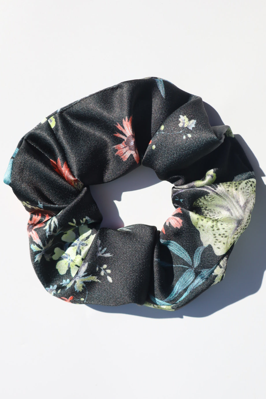 Chouchou cheveux abimés en satin noir imprimé fleur de exotique Maiana