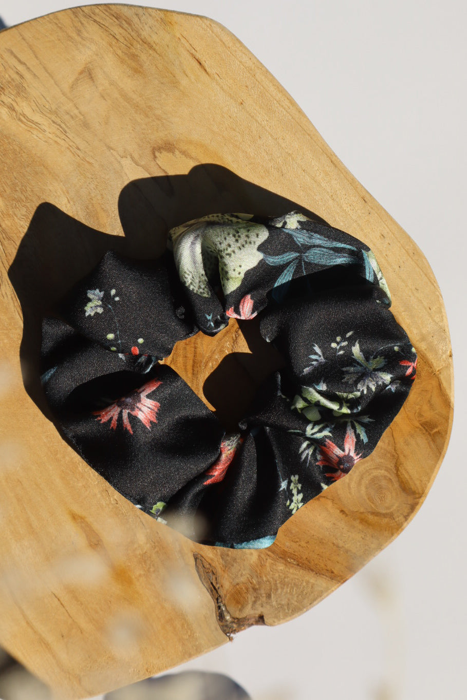 Chouchou cheveux abimés en satin noir imprimé fleur de exotique Maiana