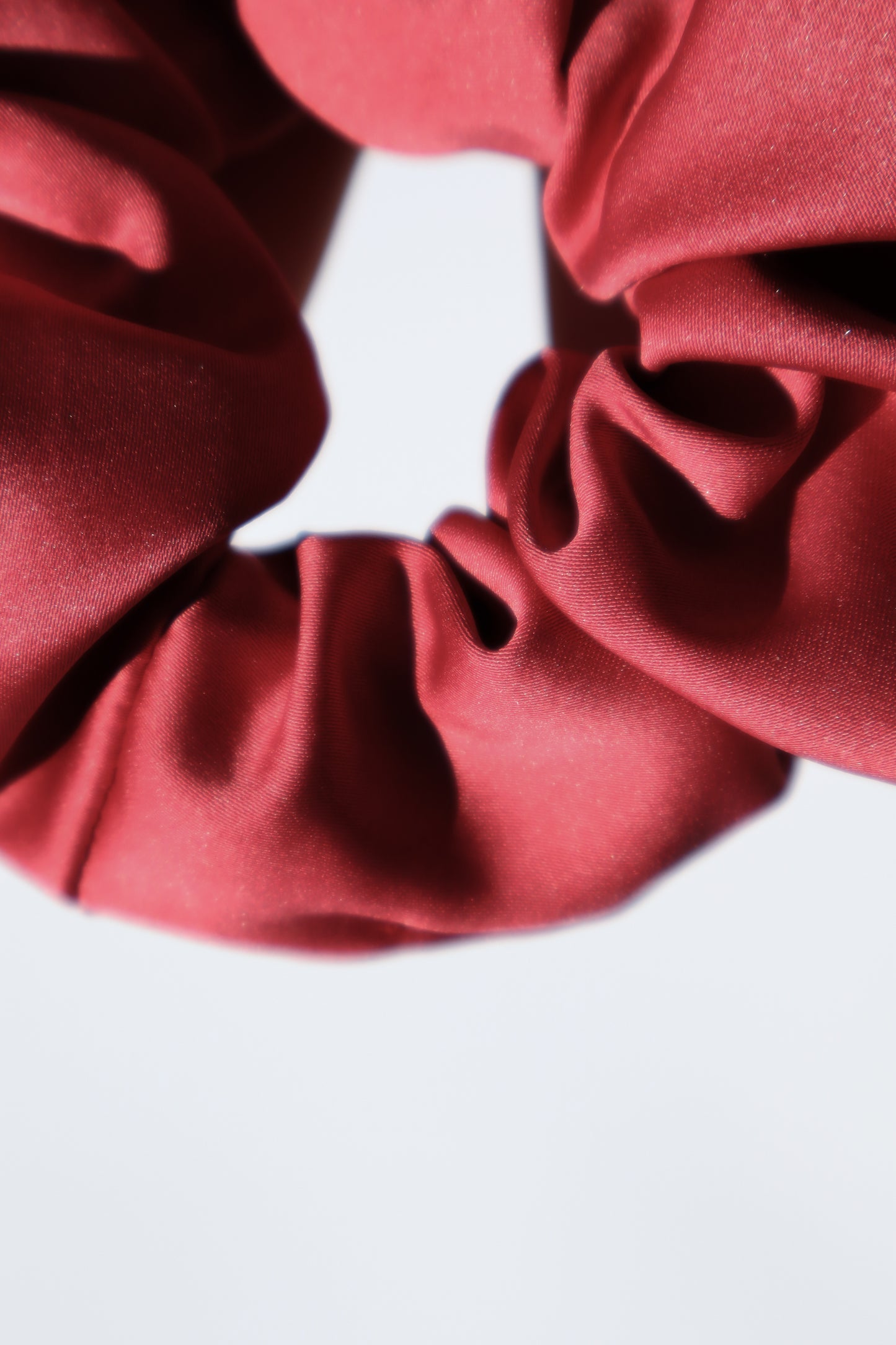 Chouchou cheveux abimés en satin rouge framboise Maiana crea