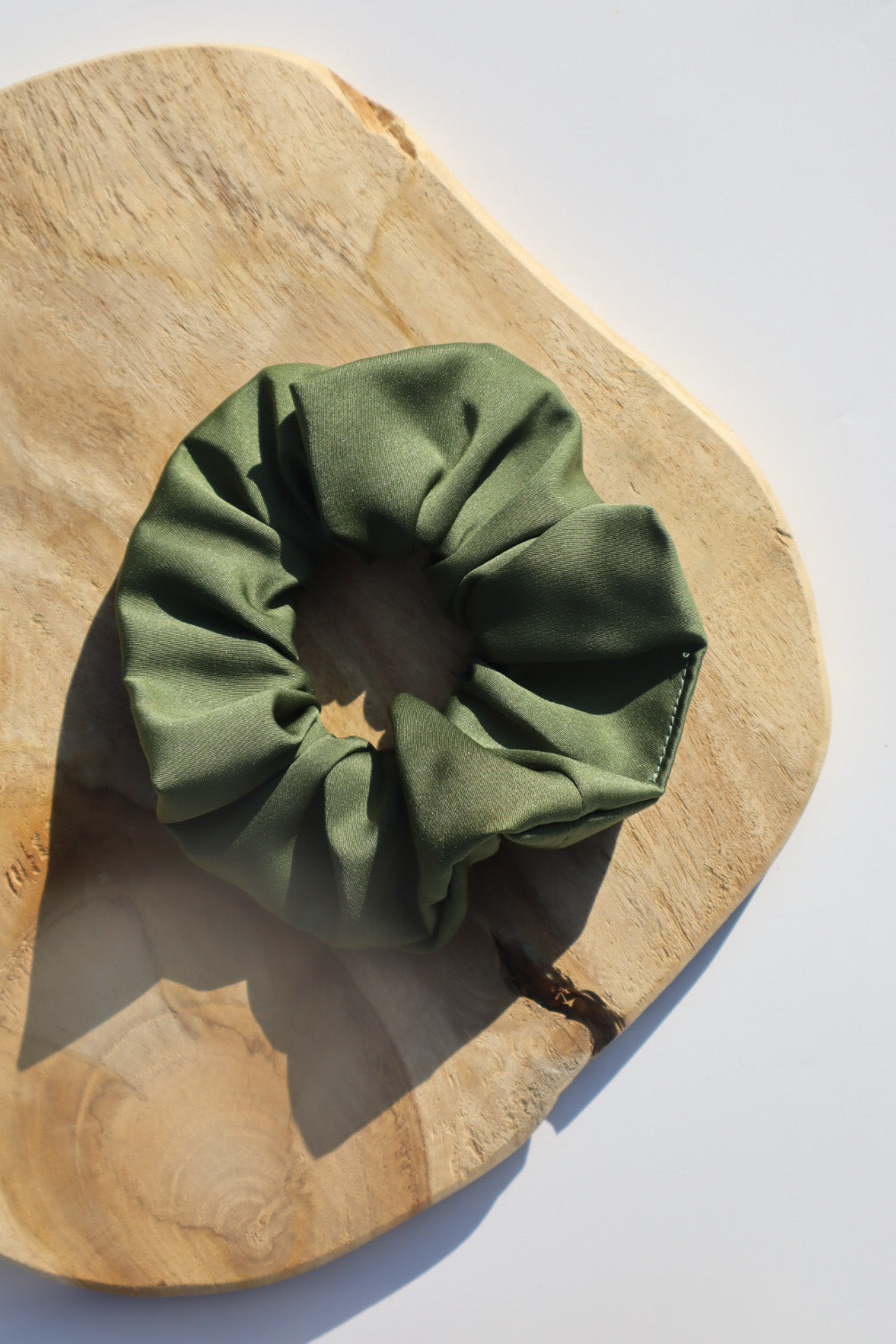 Chouchou cheveux abimés en satin vert kaki Maiana