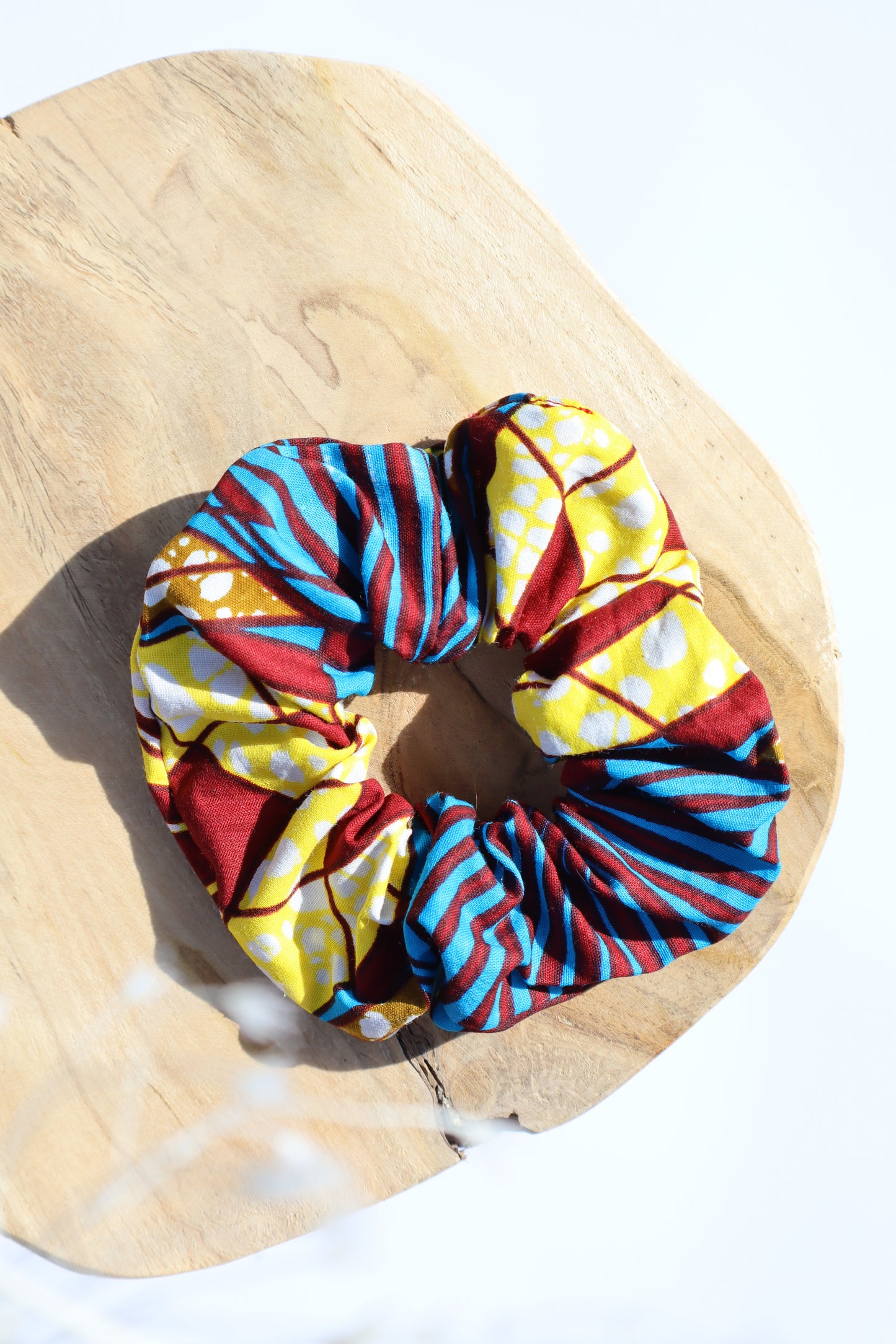 Chouchou cheveux abimés en wax bleu et jaune moutarde Maiana