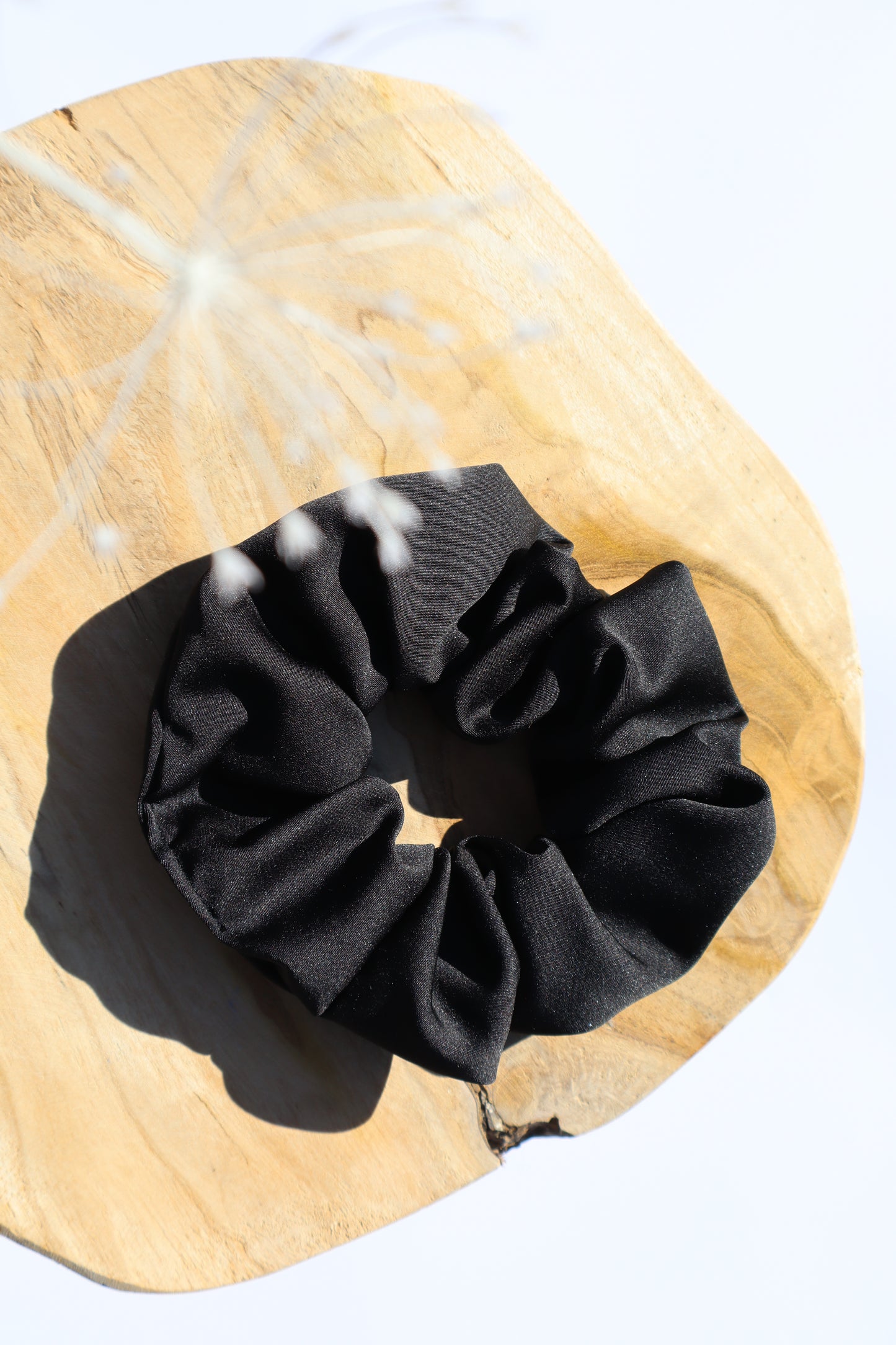Chouchou cheveux abimés en satin noir Maiana