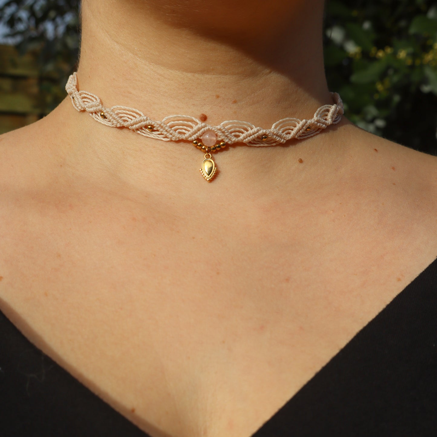 Ras du cou collier en micro macramé beige et doré acier inoxydable maiana crea festival hippie festival gypsy cadeau