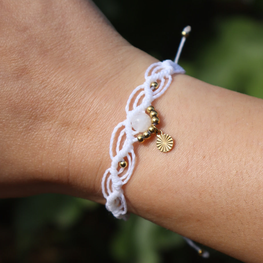 bracelet blanc et doré pierre naturelle spirituel hippie gypsy festival wildsoul liberté cadeau maiana crea acier inoxydable pierre de lune arc-en-ciel péristérite
