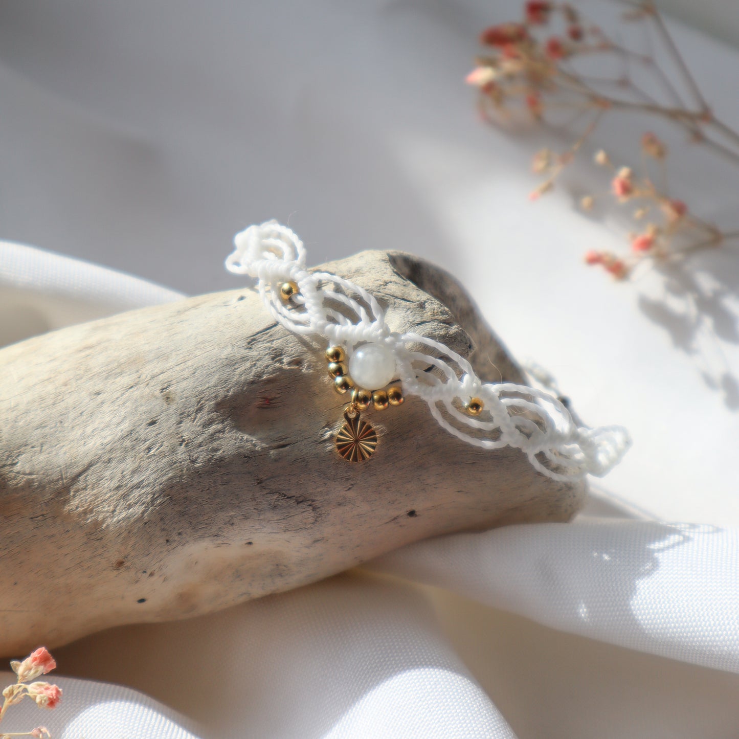 bracelet blanc et doré pierre naturelle spirituel hippie gypsy festival wildsoul liberté cadeau maiana crea acier inoxydable pierre de lune arc-en-ciel péristérite