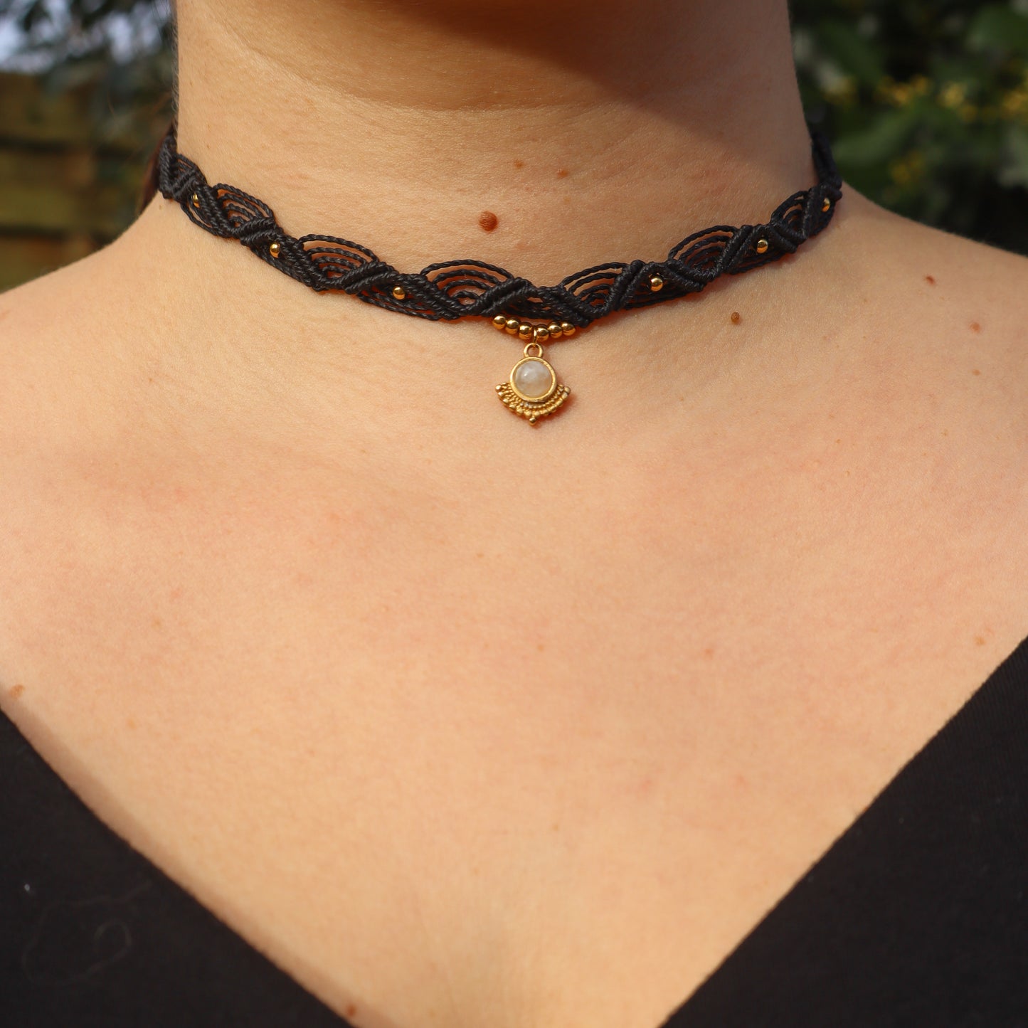 collier ras du cou noir et doré pierre naturelle labradorite spirituel hippie gypsy festival wildsoul liberté cadeau maiana crea acier inoxydable