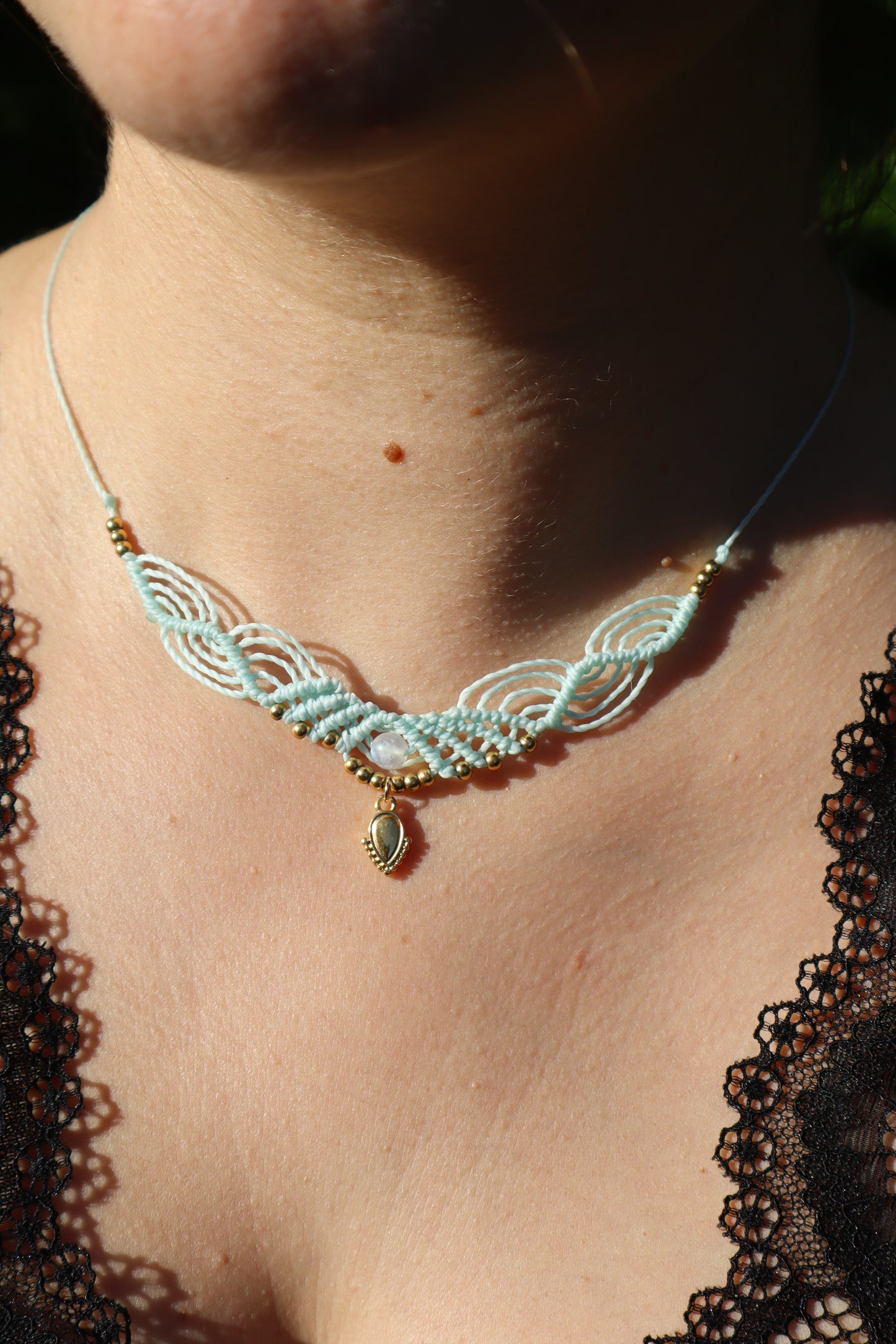 Collier fin en micro-macramé couleur au choix avec péristerite | Swan | Maiana