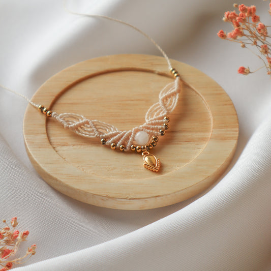 Collier fin en micro-macramé avec quartz rose | Swan | Maiana crea