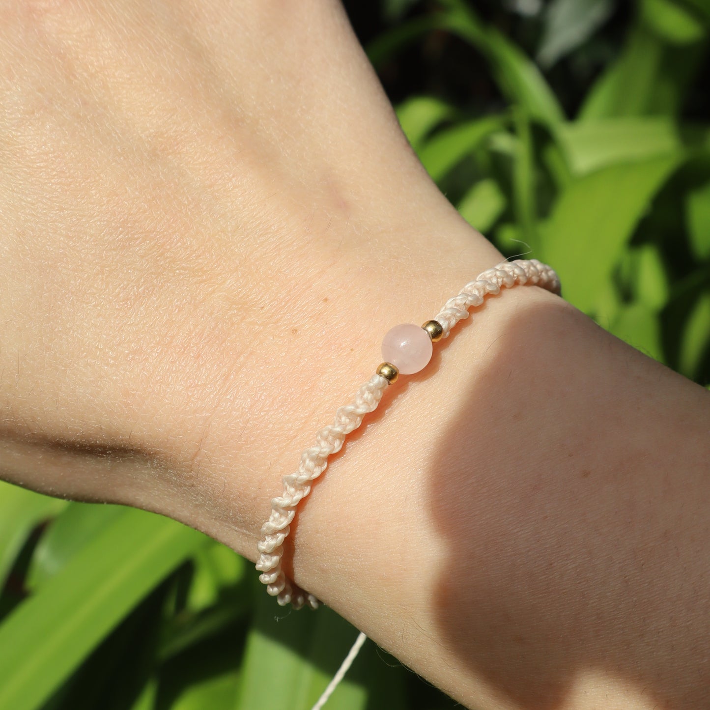 Bracelet en micro-macramé fin délicat tressé beige et doré pierre naturelle quartz rose hippie gypsy spirituel boheme festival wildsoul goddess higherself Maiana crea cadeau fin porté