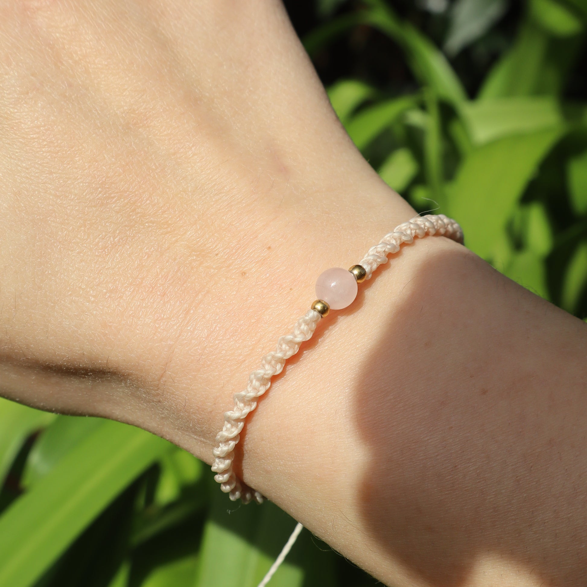 Bracelet en micro-macramé fin délicat tressé beige et doré pierre naturelle quartz rose hippie gypsy spirituel boheme festival wildsoul goddess higherself Maiana crea cadeau fin porté