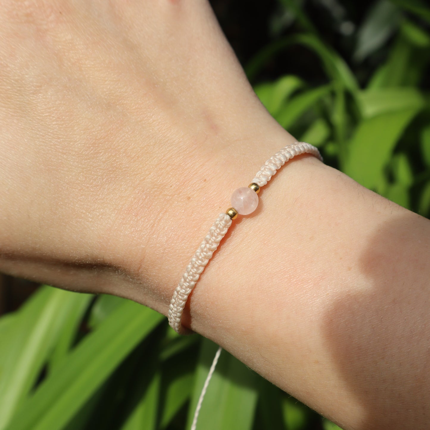 Bracelet en micro-macramé fin délicat tressé beige et doré pierre naturelle quartz rose hippie gypsy spirituel boheme festival wildsoul goddess higherself Maiana crea cadeau fin porté