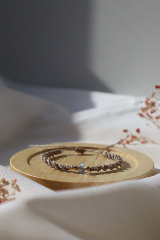 Bracelet en micro-macramé fin délicat tressé beige foncé et doré pierre naturelle labradorite hippie gypsy boheme festival wildsoul goddess higherself Maiana cadeau torsadé