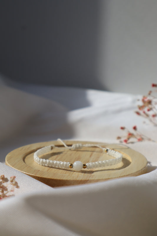 Bracelet en micro-macramé fin délicat tressé blanc et doré pierre naturelle péristerite hippie gypsy boheme festival wildsoul goddess higherself Maiana cadeau plat
