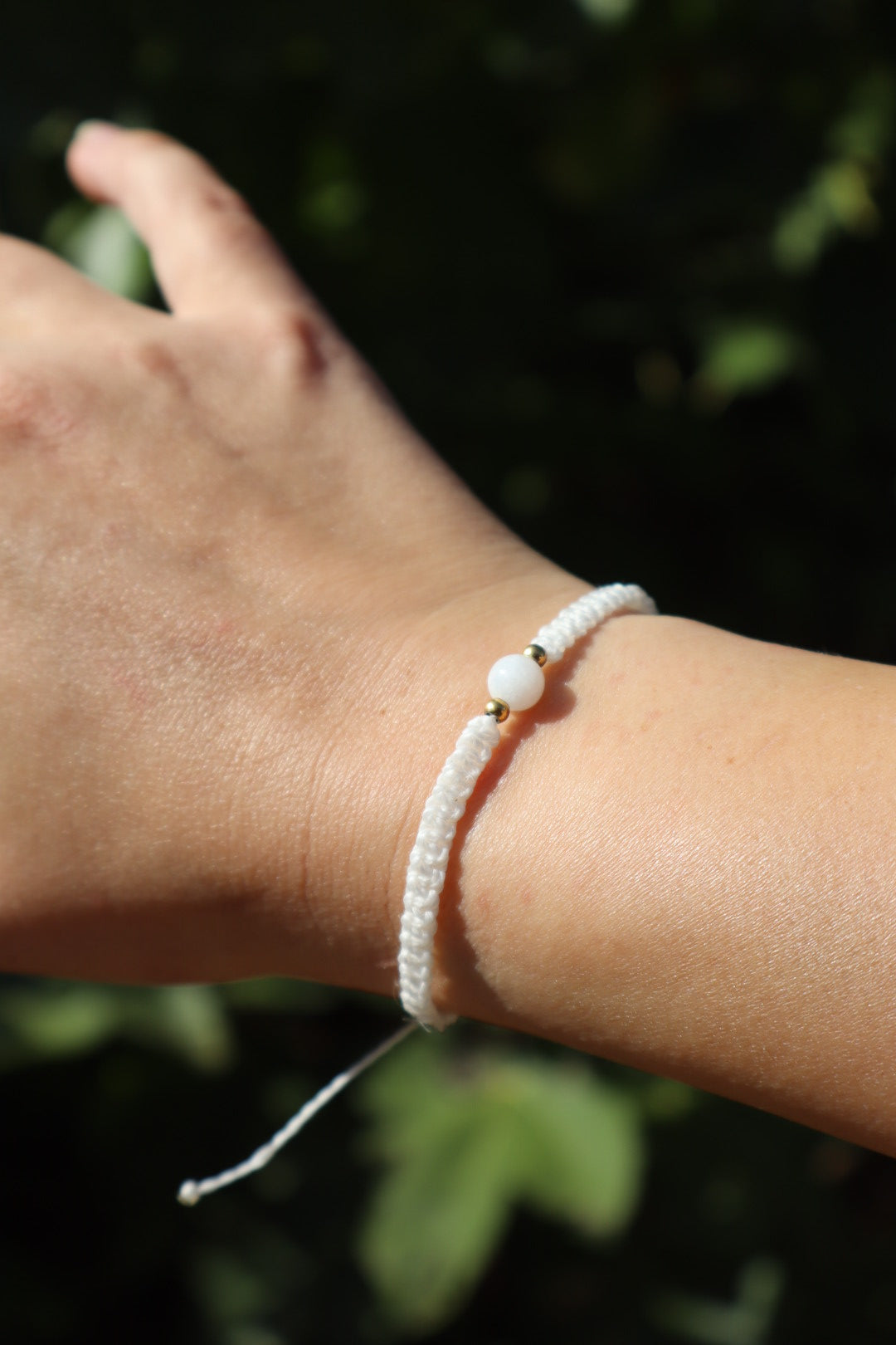 Bracelet en micro-macramé fin délicat tressé blanc et doré pierre naturelle péristerite hippie gypsy boheme festival wildsoul goddess higherself Maiana cadeau plat