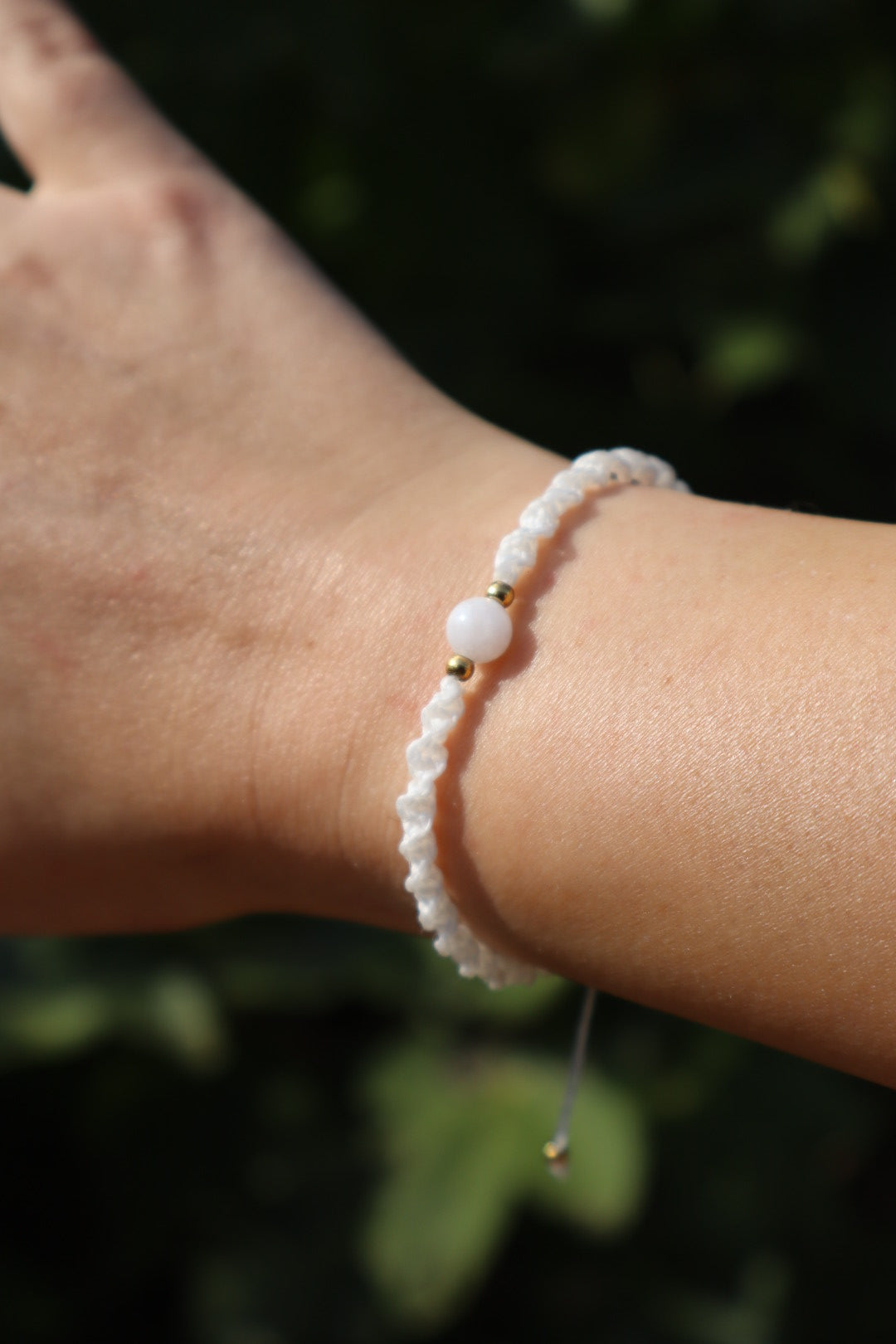 Bracelet en micro-macramé fin délicat tressé blanc et doré pierre naturelle péristerite hippie gypsy boheme festival wildsoul goddess higherself Maiana cadeau torsadé