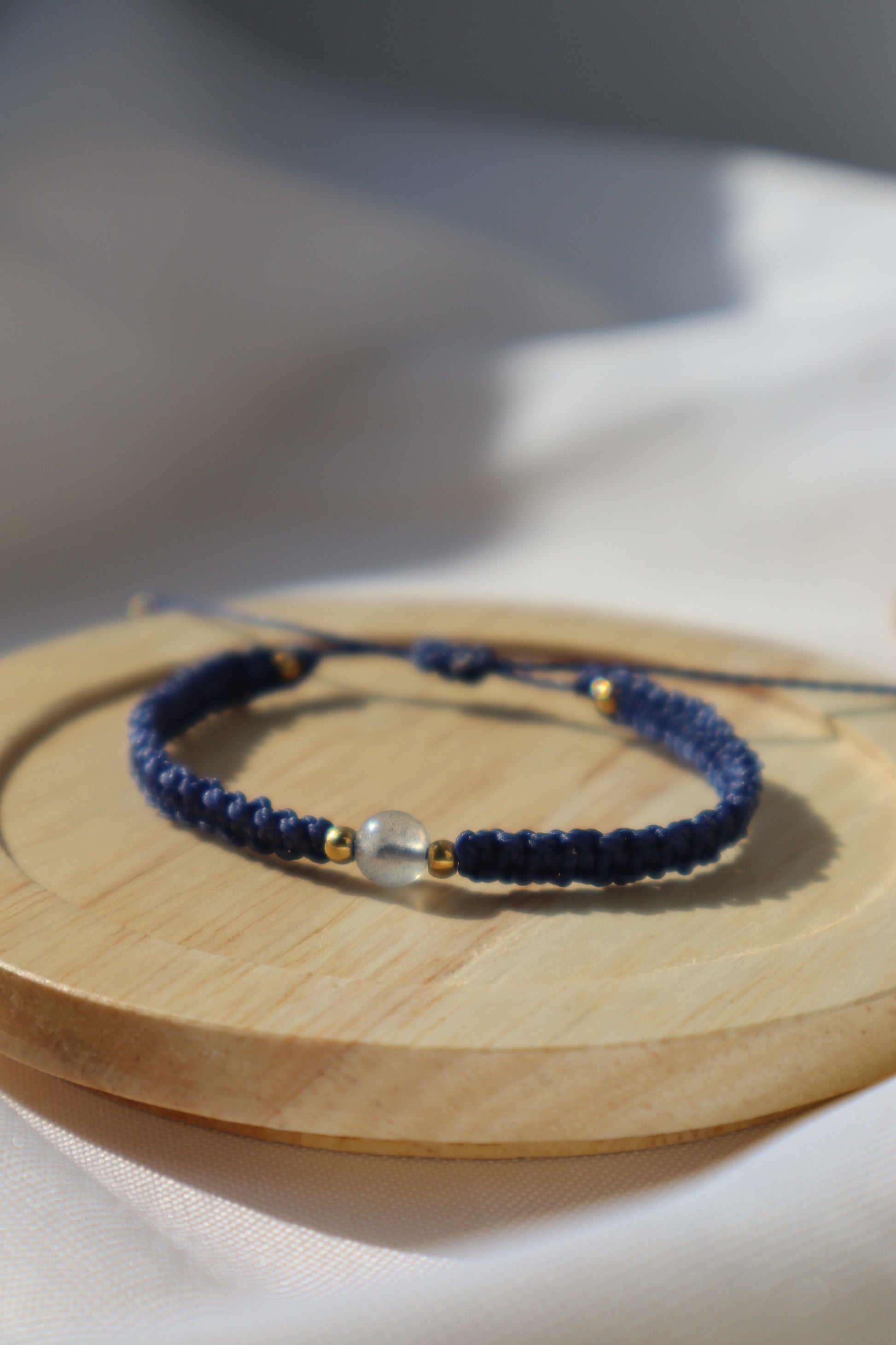 Bracelet en micro-macramé fin délicat tressé bleu marine et doré pierre naturelle labradorite hippie gypsy boheme festival wildsoul goddess higherself Maiana cadeau 