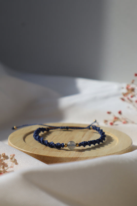 Bracelet en micro-macramé fin délicat tressé bleu marine et doré pierre naturelle labradorite hippie gypsy boheme festival wildsoul goddess higherself Maiana cadeau 