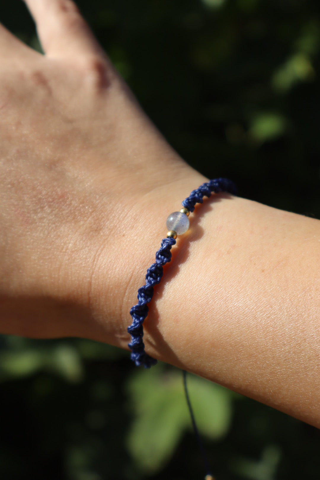 Bracelet en micro-macramé fin délicat tressé bleu marine et doré pierre naturelle labradorite hippie gypsy boheme festival wildsoul goddess higherself Maiana cadeau 