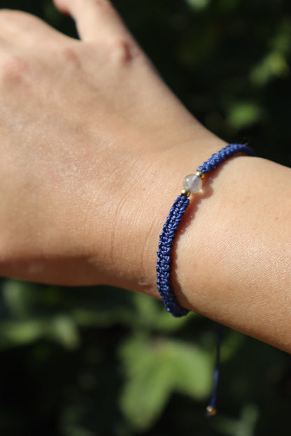 Bracelet en micro-macramé fin délicat tressé bleu marine et doré pierre naturelle labradorite hippie gypsy boheme festival wildsoul goddess higherself Maiana cadeau 