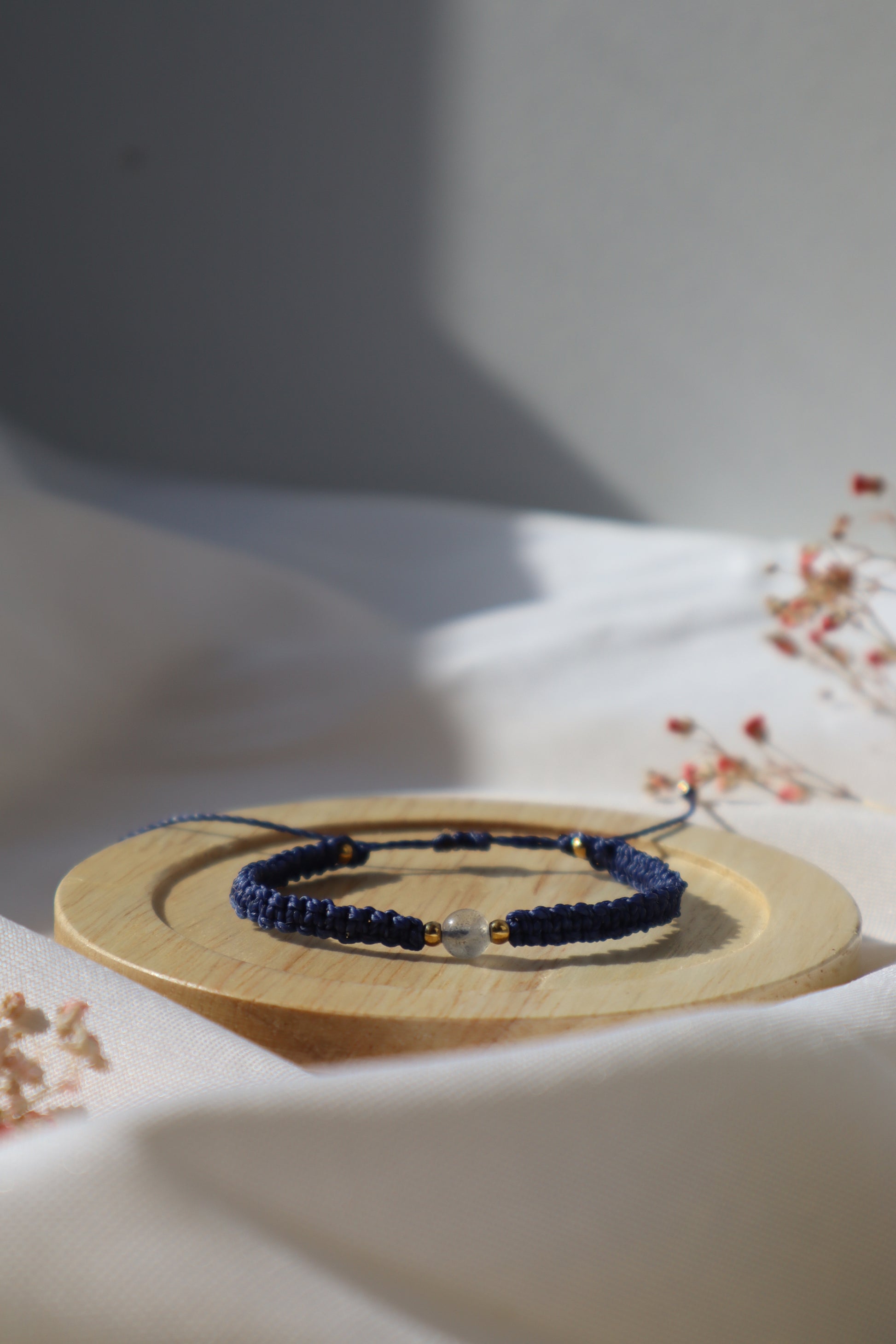 Bracelet en micro-macramé fin délicat tressé bleu marine et doré pierre naturelle labradorite hippie gypsy boheme festival wildsoul goddess higherself Maiana cadeau plat