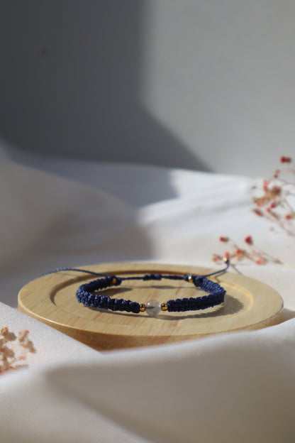 Bracelet en micro-macramé fin délicat tressé bleu marine et doré pierre naturelle labradorite hippie gypsy boheme festival wildsoul goddess higherself Maiana cadeau plat