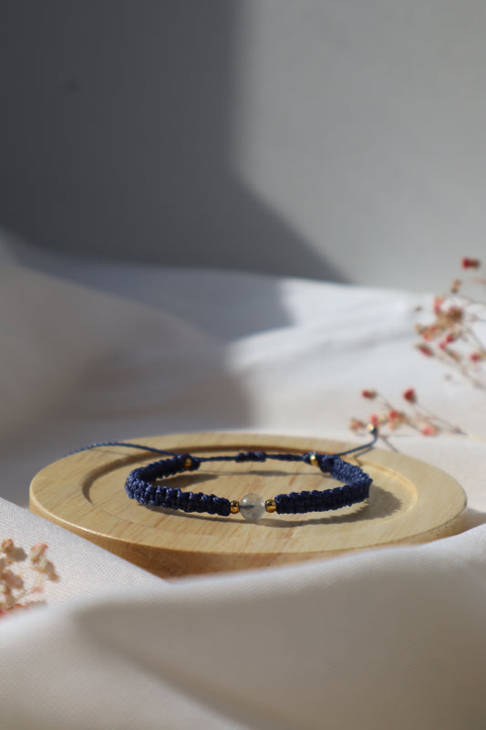 Bracelet en micro-macramé fin délicat tressé bleu marine et doré pierre naturelle labradorite hippie gypsy boheme festival wildsoul goddess higherself Maiana cadeau plat