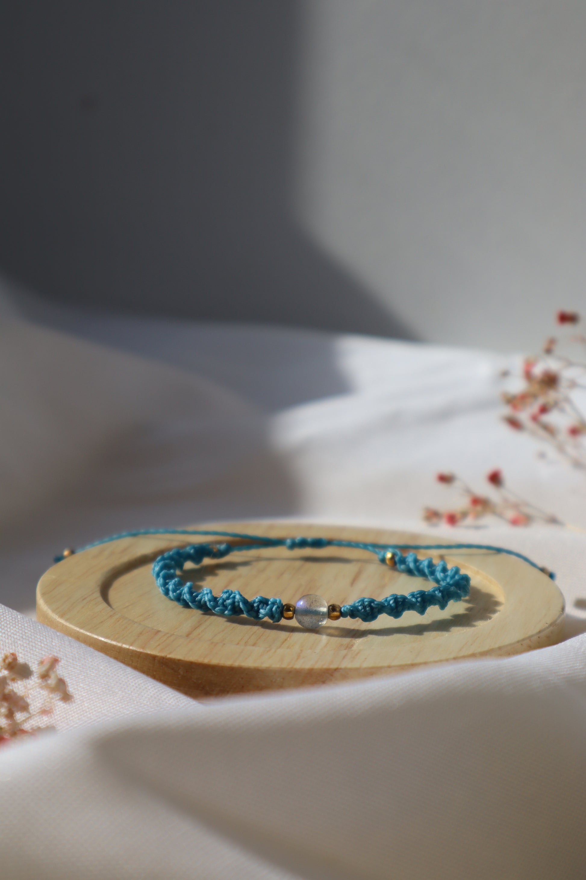 Bracelet en micro-macramé fin délicat tressé bleu turquoise et doré pierre naturelle labradorite hippie gypsy boheme festival wildsoul goddess higherself Maiana cadeau