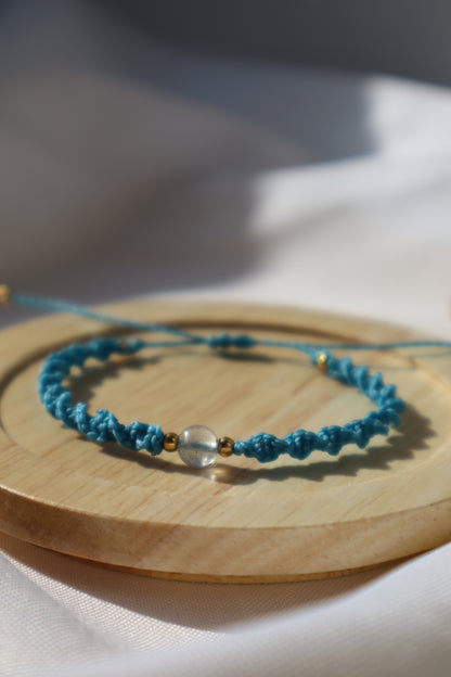 Bracelet en micro-macramé fin délicat tressé bleu turquoise et doré pierre naturelle labradorite hippie gypsy boheme festival wildsoul goddess higherself Maiana cadeau