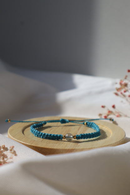 Bracelet en micro-macramé fin délicat tressé bleu turquoise et doré pierre naturelle labradorite hippie gypsy boheme festival wildsoul goddess higherself Maiana cadeau