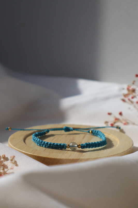 Bracelet en micro-macramé fin délicat tressé bleu turquoise et doré pierre naturelle labradorite hippie gypsy boheme festival wildsoul goddess higherself Maiana cadeau