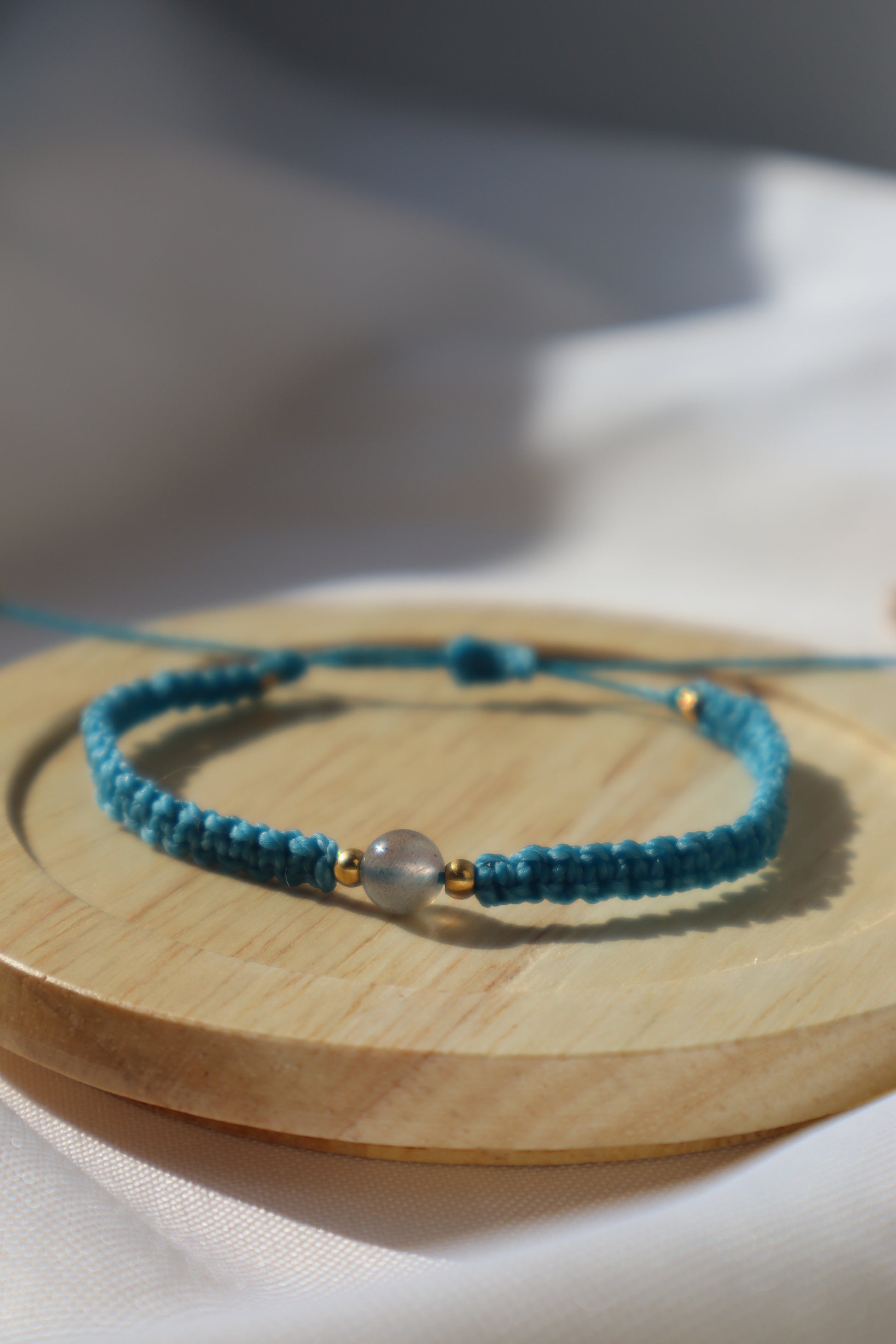 Bracelet en micro-macramé fin délicat tressé bleu turquoise et doré pierre naturelle labradorite hippie gypsy boheme festival wildsoul goddess higherself Maiana cadeau
