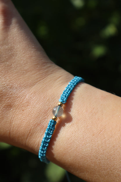 Bracelet en micro-macramé fin délicat tressé bleu turquoise et doré pierre naturelle labradorite hippie gypsy boheme festival wildsoul goddess higherself Maiana cadeau