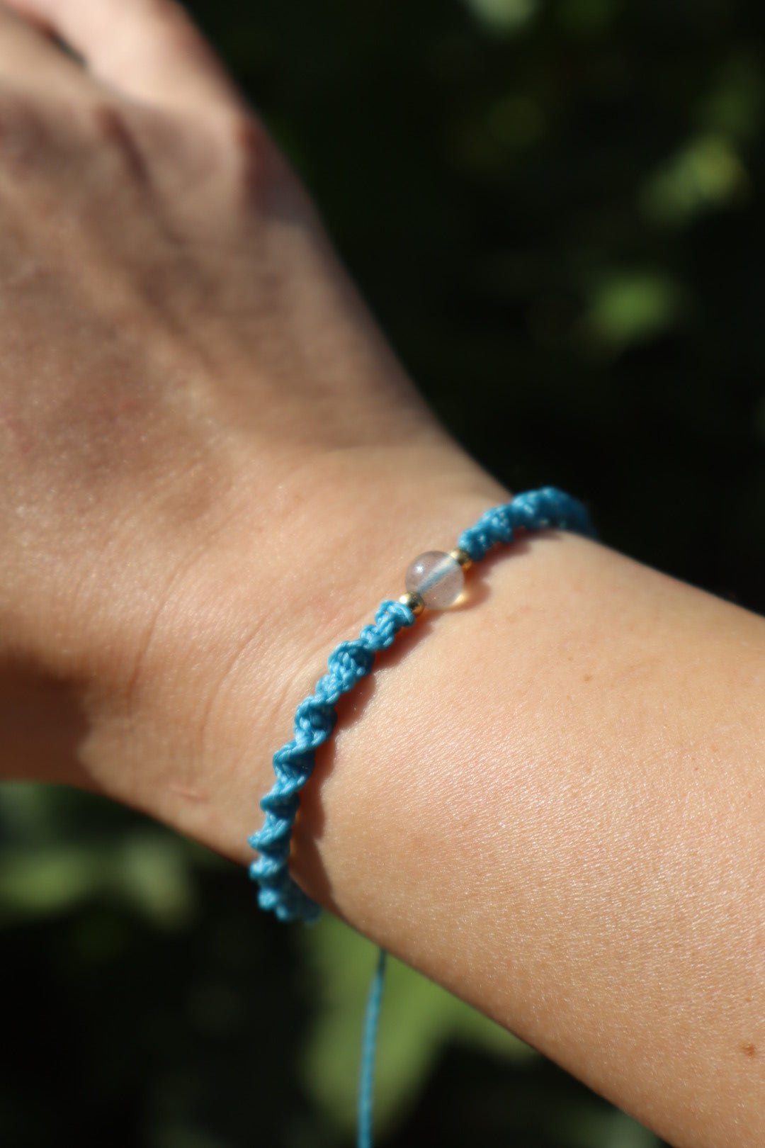 Bracelet en micro-macramé fin délicat tressé bleu turquoise et doré pierre naturelle labradorite hippie gypsy boheme festival wildsoul goddess higherself Maiana cadeau