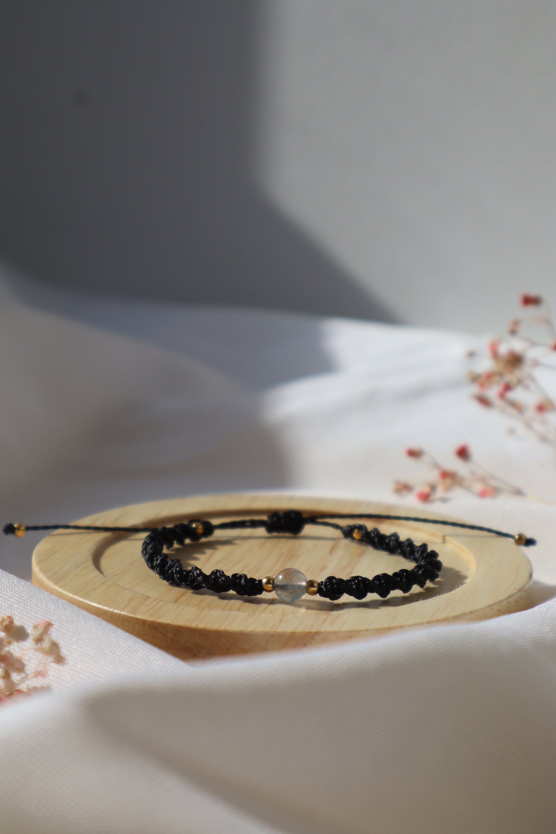 Bracelet en micro-macramé fin délicat tressé noir et doré pierre naturelle labradorite hippie gypsy boheme festival wildsoul goddess higherself Maiana
