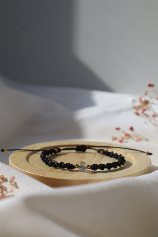 Bracelet en micro-macramé fin délicat tressé noir et doré pierre naturelle labradorite hippie gypsy boheme festival wildsoul goddess higherself Maiana