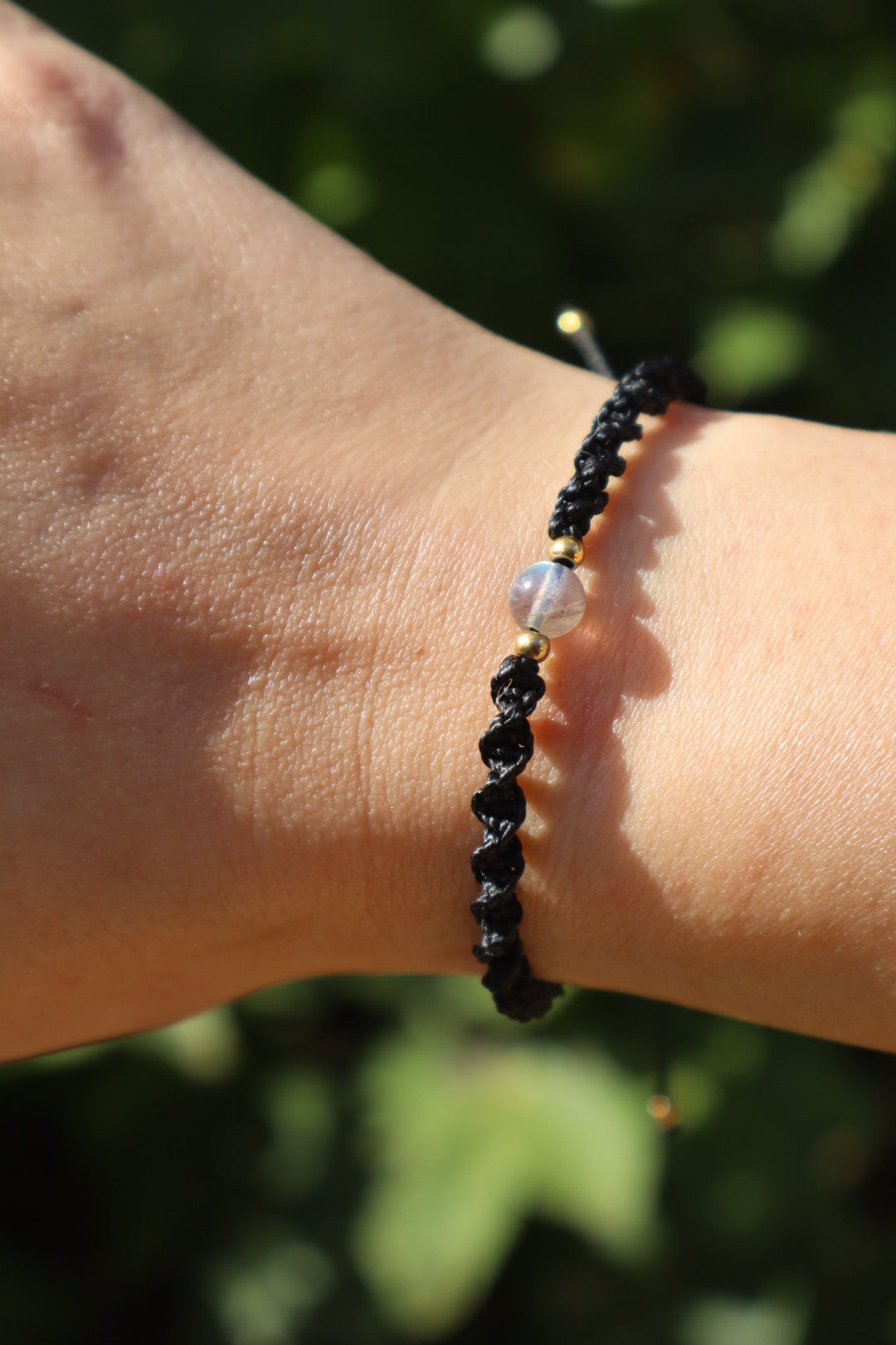 Bracelet en micro-macramé fin délicat tressé noir et doré pierre naturelle labradorite hippie gypsy boheme festival wildsoul goddess higherself Maiana porté