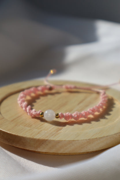 Bracelet en micro-macramé fin délicat tressé rose et doré pierre naturelle péristerite hippie gypsy boheme festival wildsoul goddess higherself Maiana cadeau torsadé