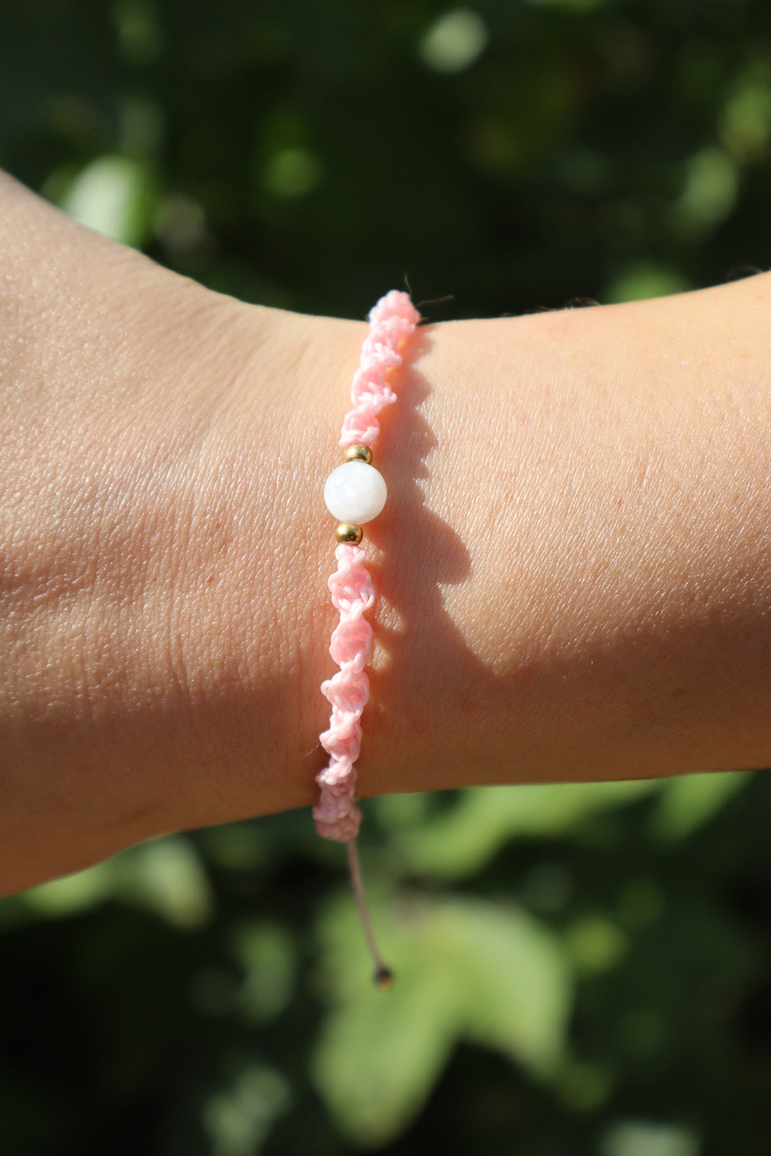 Bracelet en micro-macramé fin délicat tressé rose et doré pierre naturelle péristerite hippie gypsy boheme festival wildsoul goddess higherself Maiana cadeau torsadé