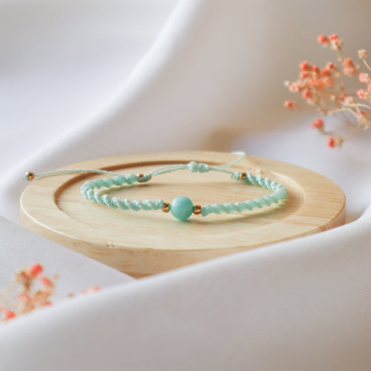 Bracelet en micro-macramé fin délicat tressé vert d'eau et doré pierre naturelle amazonite hippie gypsy spirituel boheme festival wildsoul goddess higherself Maiana crea cadeau fin porté