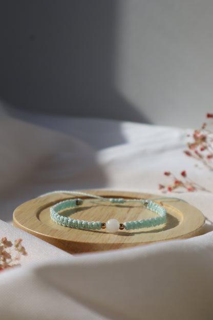 Bracelet en micro-macramé fin délicat tressé vert d'eau et doré pierre naturelle péristerite hippie gypsy boheme festival wildsoul goddess higherself Maiana cadeau plat
