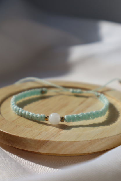 Bracelet en micro-macramé fin délicat tressé vert d'eau et doré pierre naturelle péristerite hippie gypsy boheme festival wildsoul goddess higherself Maiana cadeau plat