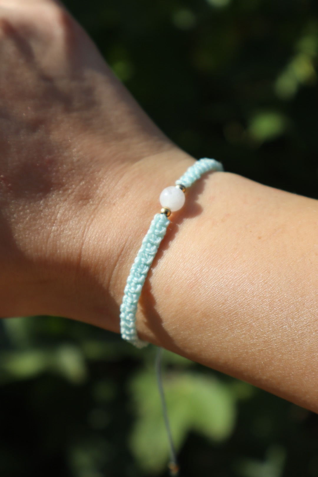 Bracelet en micro-macramé fin délicat tressé vert d'eau et doré pierre naturelle péristerite hippie gypsy boheme festival wildsoul goddess higherself Maiana cadeau plat
