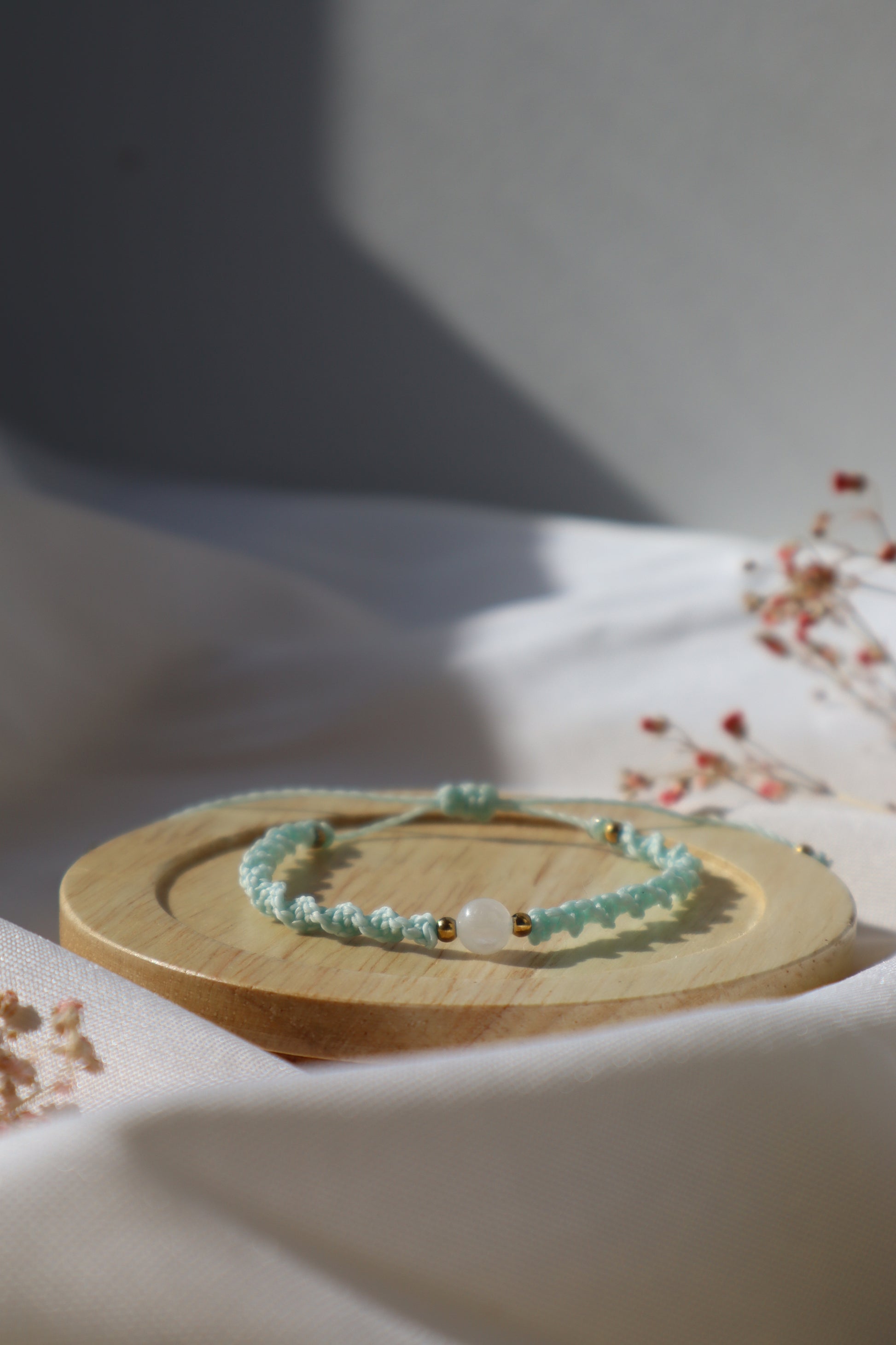 Bracelet en micro-macramé fin délicat tressé vert d'eau et doré pierre naturelle péristerite hippie gypsy boheme festival wildsoul goddess higherself Maiana cadeau torsadé