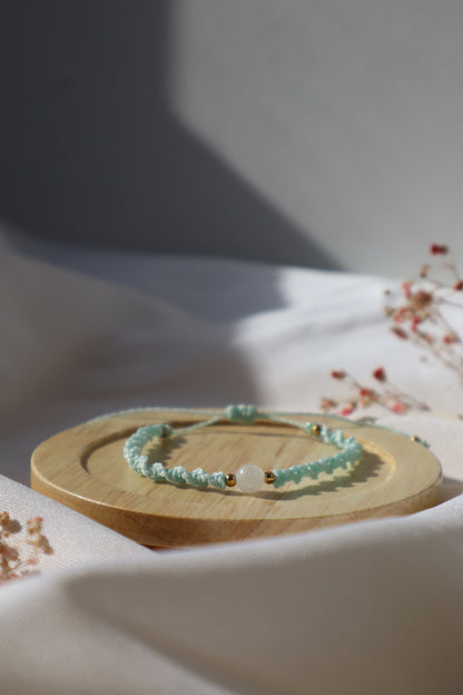 Bracelet en micro-macramé fin délicat tressé vert d'eau et doré pierre naturelle péristerite hippie gypsy boheme festival wildsoul goddess higherself Maiana cadeau torsadé