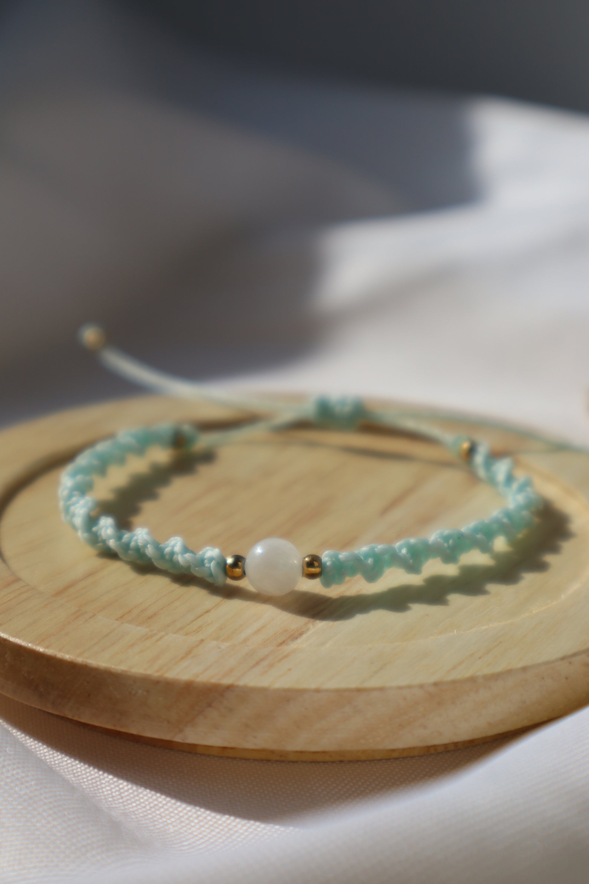 Bracelet en micro-macramé fin délicat tressé vert d'eau et doré pierre naturelle péristerite hippie gypsy boheme festival wildsoul goddess higherself Maiana cadeau torsadé