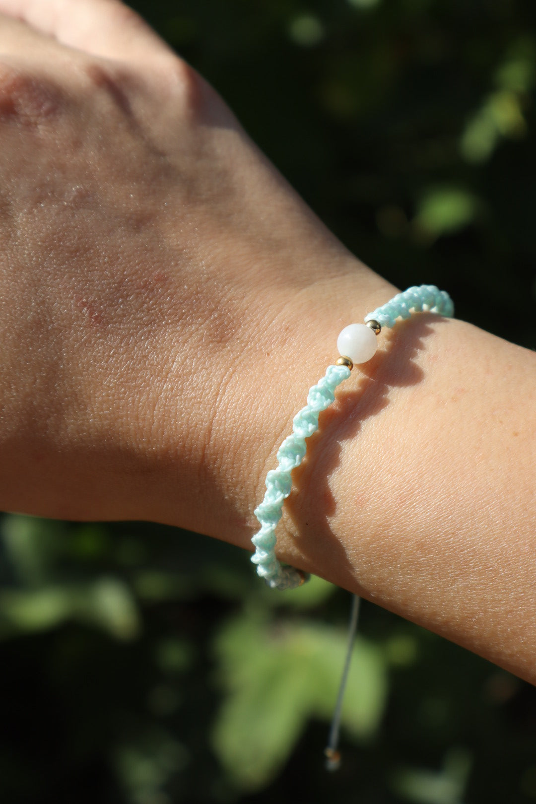 Bracelet en micro-macramé fin délicat tressé vert d'eau et doré pierre naturelle péristerite hippie gypsy boheme festival wildsoul goddess higherself Maiana cadeau torsadé