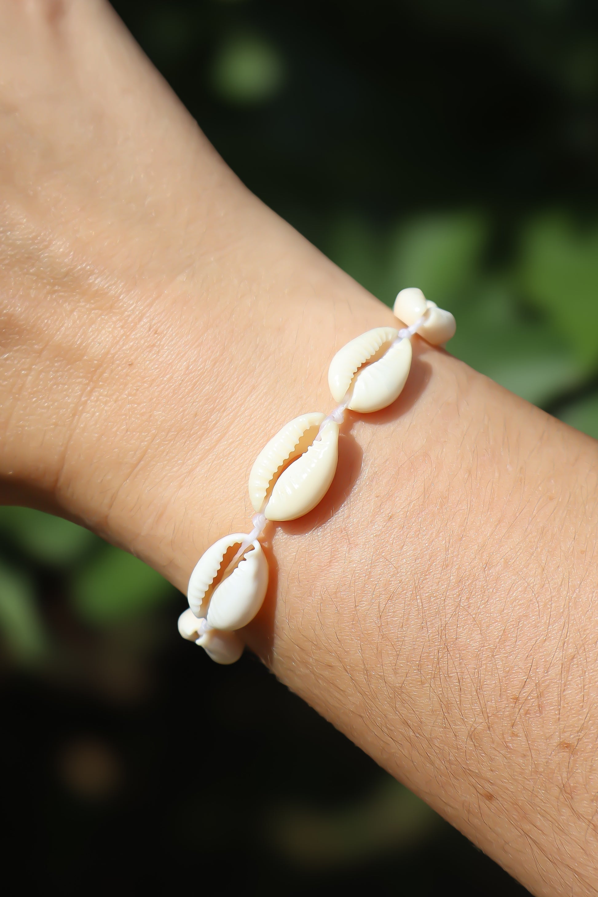 Bracelet réglable coquillages petit cauri surfer mer ocean boheme boho hippie gipsy micro-macarmé Maiana