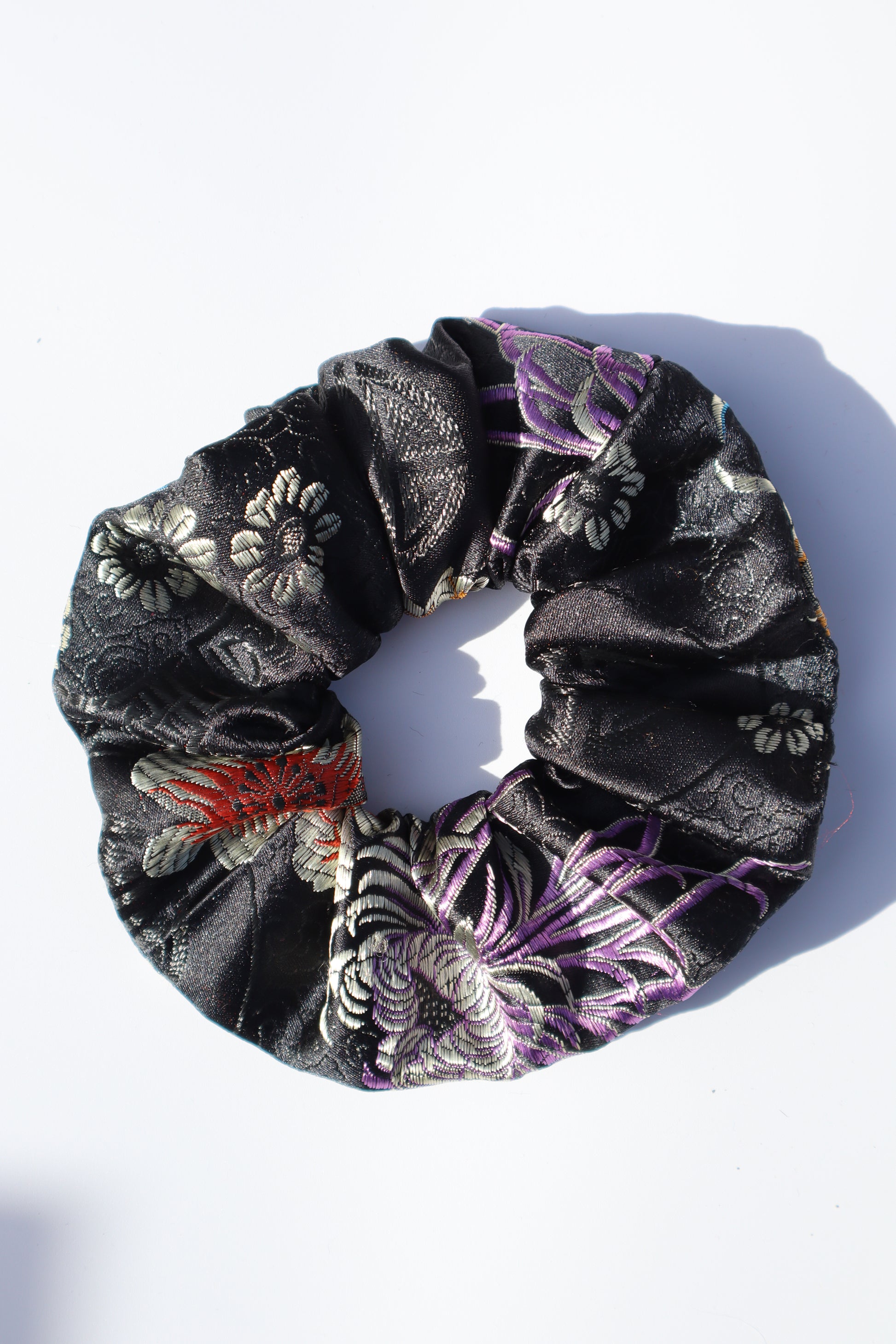 Chouchou cheveux abimés en brocart satiné noir fleur de chrysanthème dorée Maiana