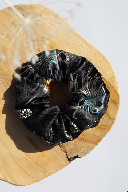 Chouchou cheveux abimés en brocart satiné noir fleur de chrysanthème dorée Maiana