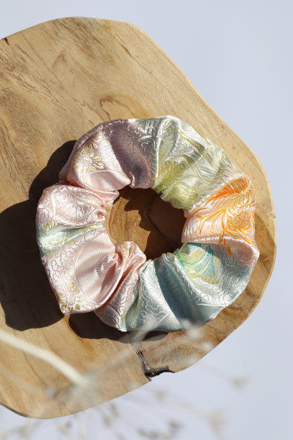 Chouchou cheveux abimés en brocart satiné rose fleur de chrysanthème dorée Maiana